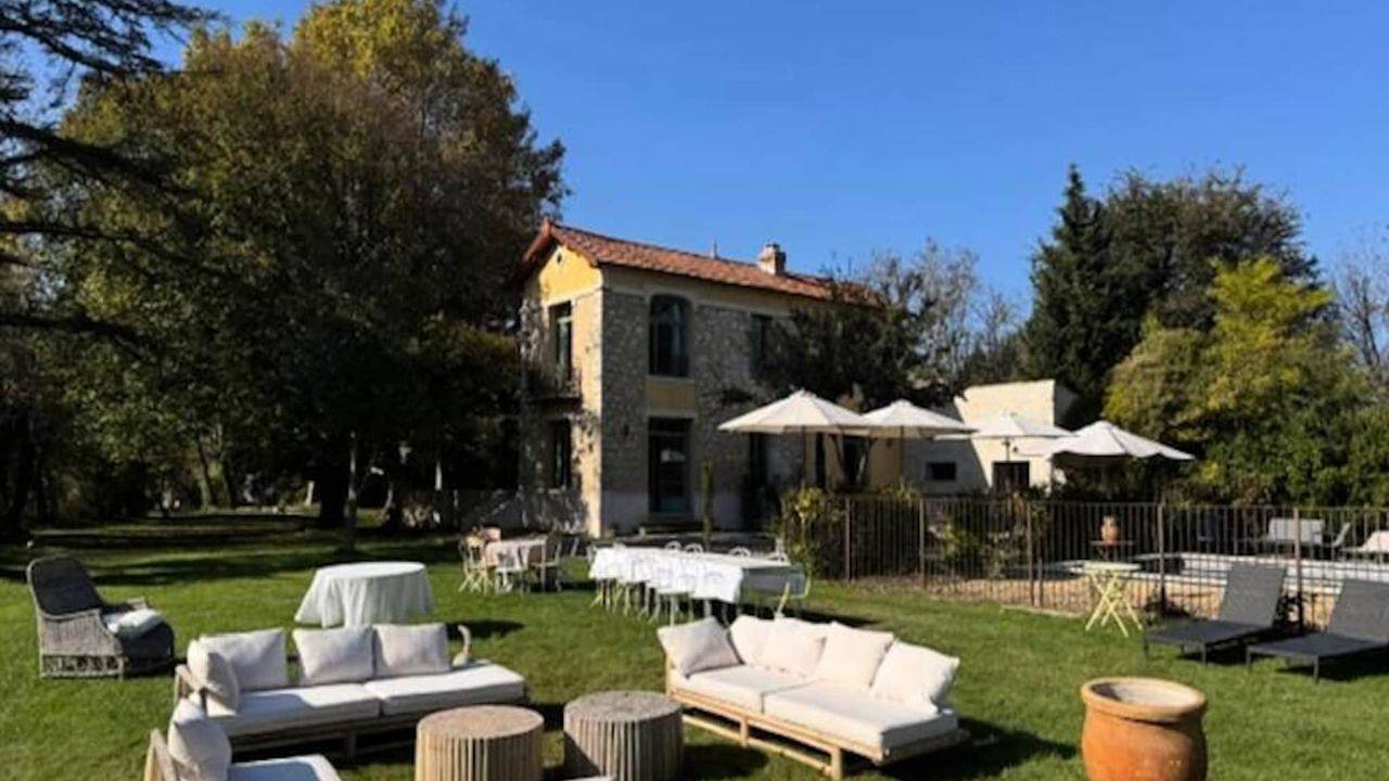 Entire holiday apartment, Ferienwohnung für 9 Personen (280 m²) in Le Thor in Le Thor, Vaucluse