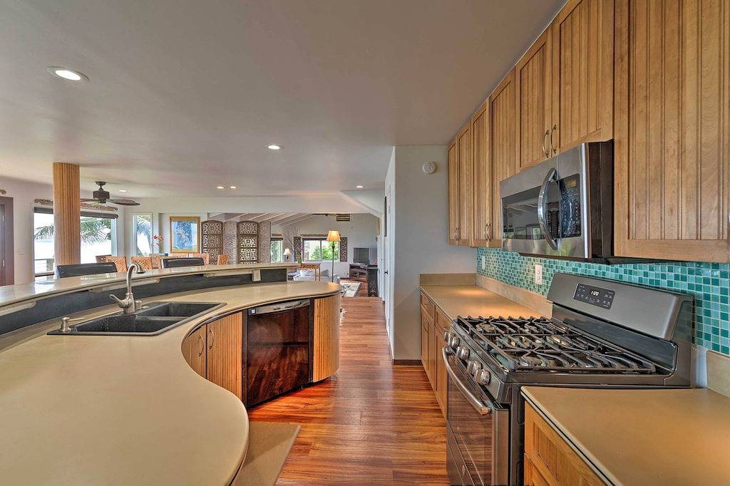 Neu! Wunderschönes Hilo Home mit atemberaubendem Meerblick! in Paukaa, Hamakua