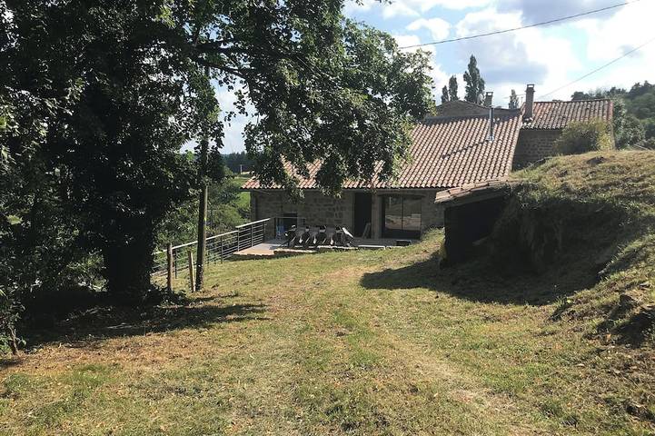Gîte pour 10 personnes, avec terrasse ainsi que jardin et jacuzzi