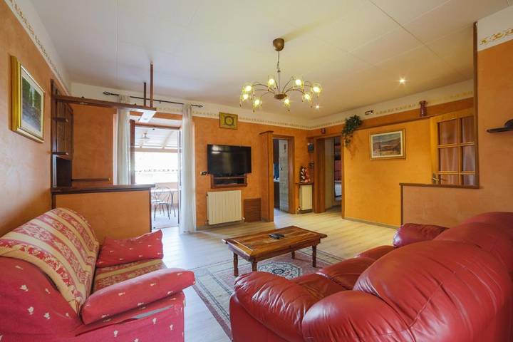 Gîte pour 8 personnes, avec vue ainsi que terrasse et piscine, animaux acceptés à Trevi - 2