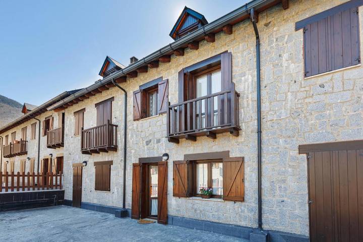 Chalet 'Torres De Vallibierna' mit Bergblick, Gemeinschaftspool und WLAN in Cerler, Benasque