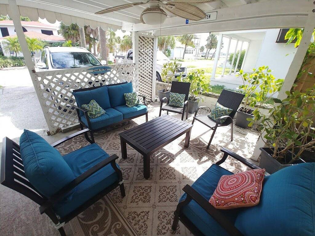 Renovated 1Br Bungalow Steps From Pass-A-Grille Beach — Pet Friendly in St. Pete Beach, Pinellas County