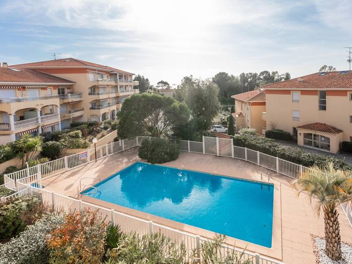 Gîte pour 4 personnes, avec vue sur l’océan ainsi que piscine et balcon/terrasse dans Boulouris - 3