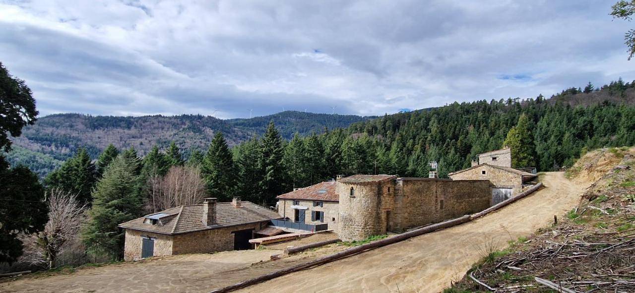 Domaine le Bouissou Du Mahun Gîtes de groupes en pleine forêt Ardéchoise in Saint-Symphorien-de-Mahun, Région de Tournon-sur-Rhône