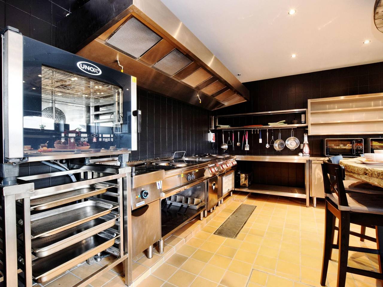 Fancy Holiday Home in Sainte-Cécile with Pool House & Indoor Pool in Sainte-Cécile (Florenville), Florenville