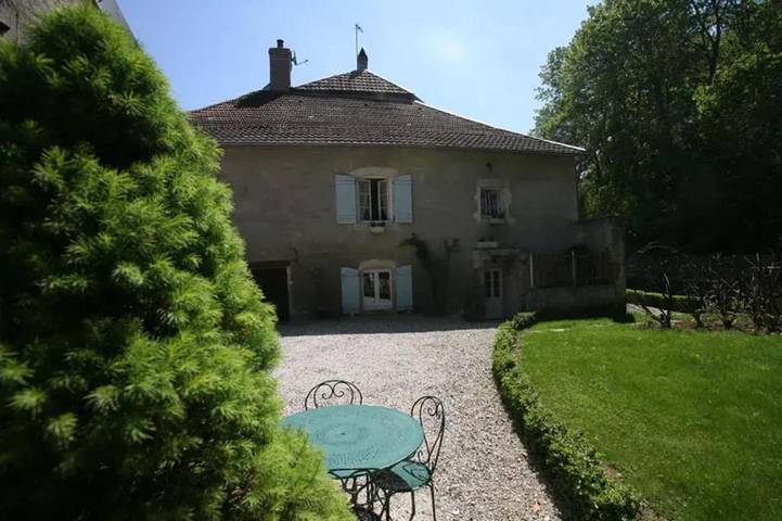 Location de vacances pour 6 personnes, avec balcon et jardin à Charcenne