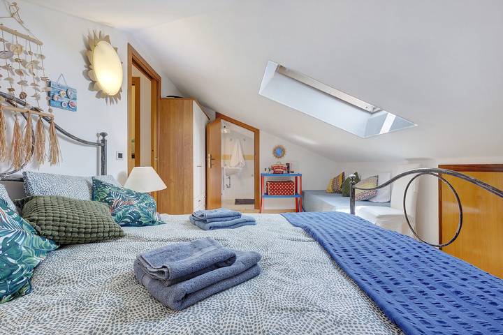 Appartamento intero, Appartamento "Mansarda Di Ponente" vicino alla spiaggia con giardino in comune & A/C in ogni stanza in Spiaggia di Ponente (Caorle), Caorle