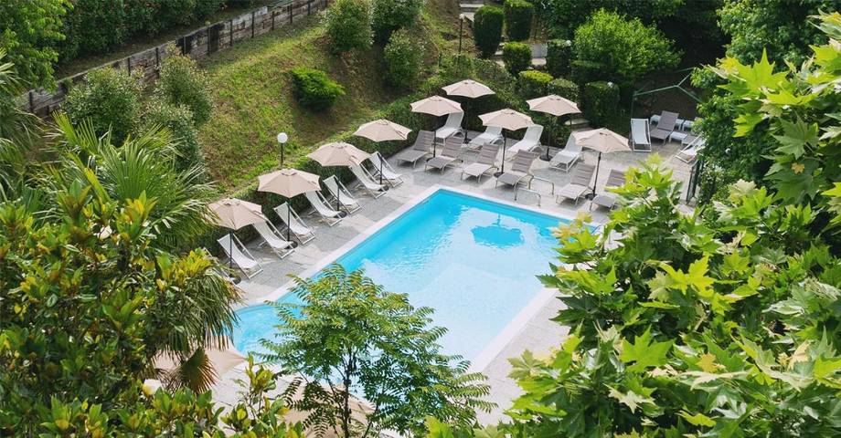 Hotel per 3 persone, con idromassaggio e giardino nonché piscina e sauna, con animali domestici in Brianza