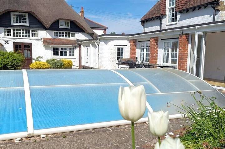 Cottage for 11 people, with garden and terrace in Bosham