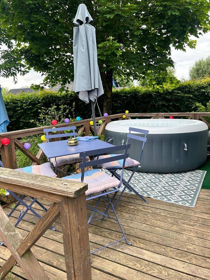 Gîte pour 6 personnes, avec Jacuzzi et Terrasse ainsi que Jardin et Piscine à Saint-André-d'Hébertot