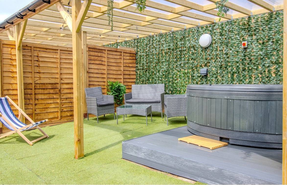 Entire apartment, Pass the Keys | The Soak House - Great Hot Tub! in Rye, East Sussex