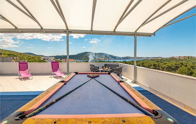 Location de vacances pour 20 personnes, avec jardin ainsi que piscine et terrasse, animaux acceptés à Rogoznica - 4