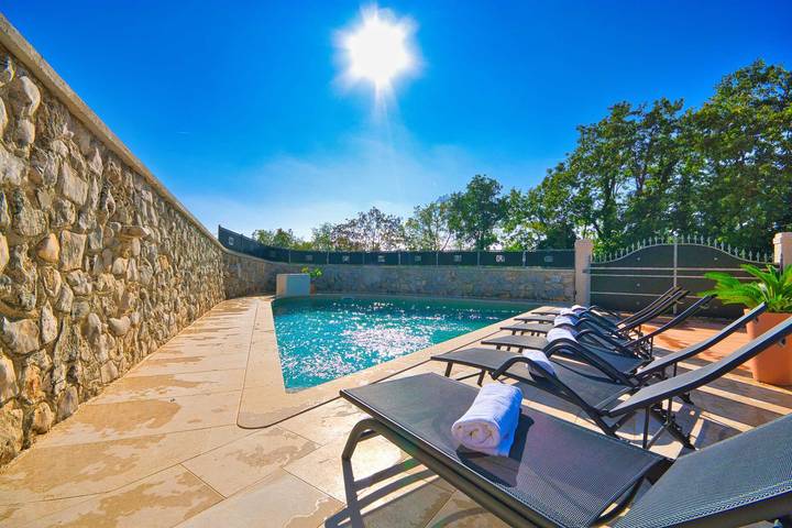 Ferienhaus für 9 Personen, mit Pool und Garten