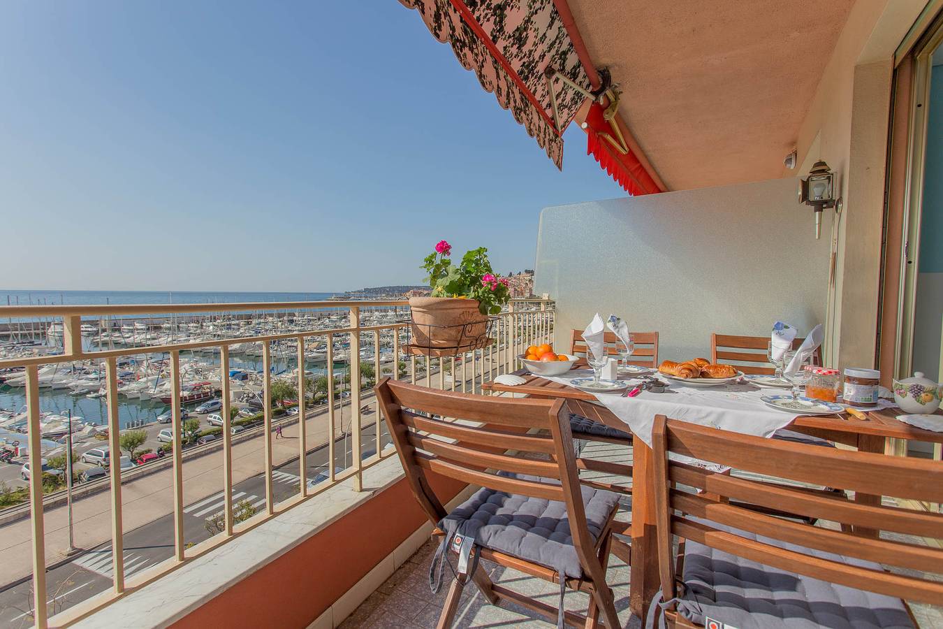 Entire apartment, Giotto - Magnificient 3 rooms facing sea and port with terrace (18Gp) in Menton, Nice region