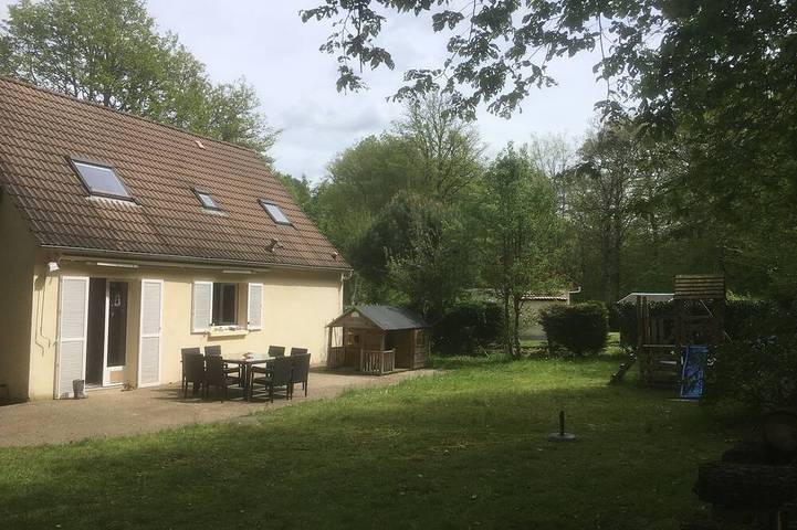Location de vacances pour 8 personnes, avec piscine ainsi que jardin et terrasse à Saint-Fargeau