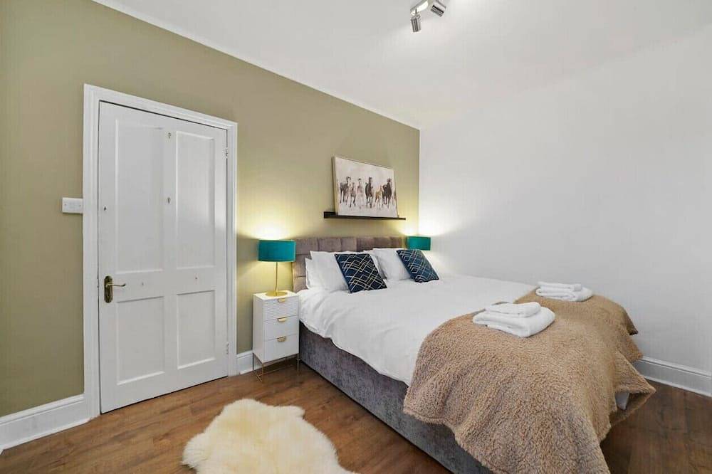 5 Bedroom House with Parking, Smart Tvs & Garden in Northampton, Northamptonshire