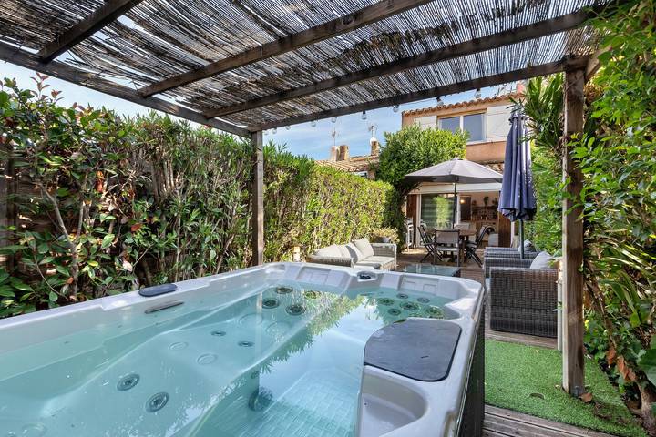Maison du Cap avec jacuzzi, tennis, climatisation, terrasse privative et Wi-Fi in Cap d'Agde, Agde