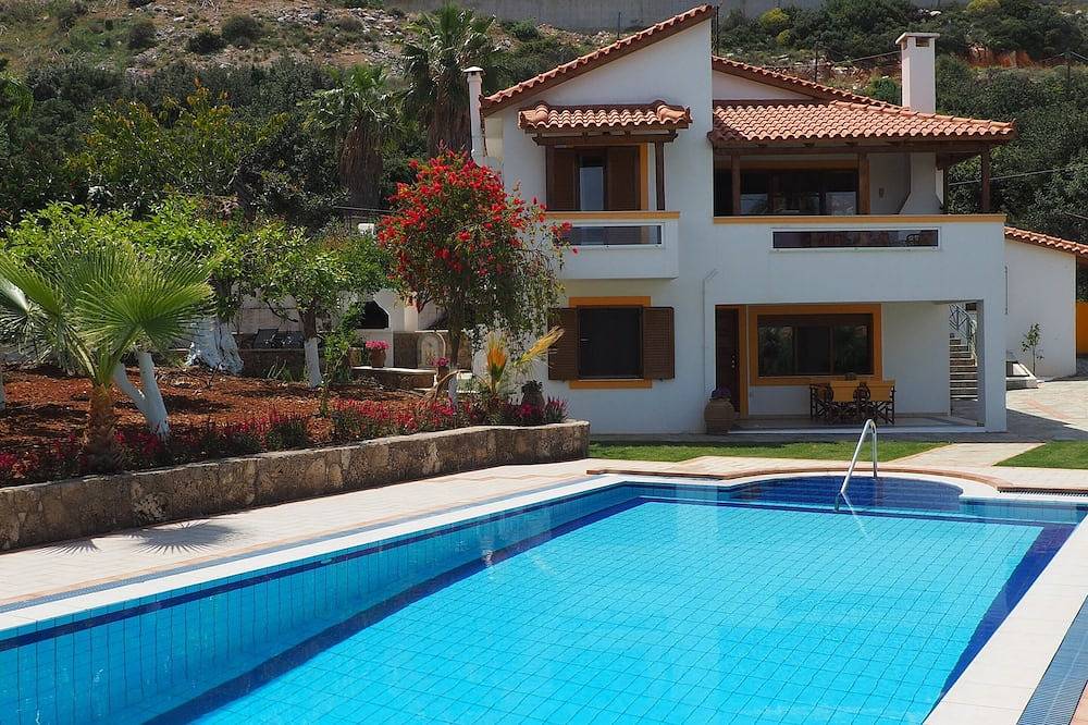 2 bed villa apartment with private pool,  Ideal for a quiet, relaxing holiday. in Malia, Iraklio-Heraklion und Umgebung