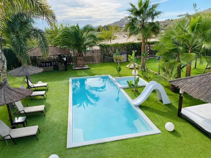 Chalet para 8 personas, con jardín además de piscina y jacuzzi, Familias con niños - 1