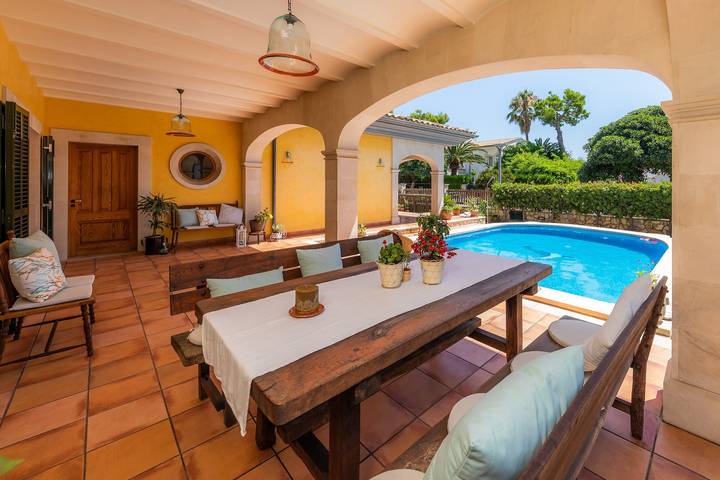 "Ca Na Rosa" à proximité de la plage avec Wi-Fi, climatisation, terrasse, jardin et piscine in Alcúdia, Côte de Majorque