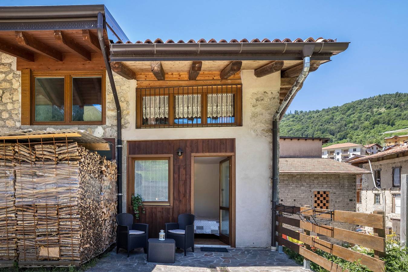 Entire apartment, Holiday Apartment "Agritur Piazera Con Terrazzo" with Mountain View in Ronzo-Chienis, Garda Mountains
