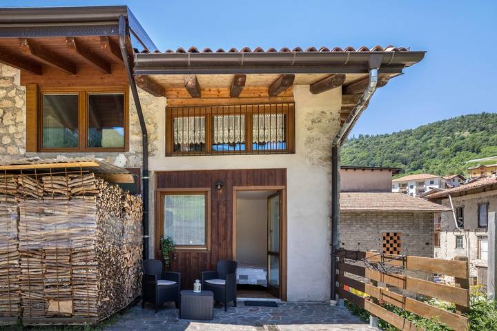 Apartamento inteiro, Apartamento de férias "Agritur Piazera Con Terrazzo" com vista para a montanha in Ronzo-Chienis, Pré-Alpes de Garda