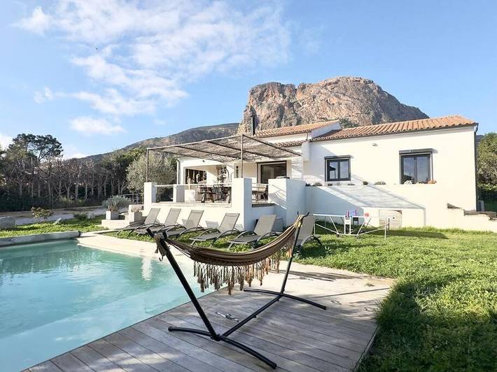 Location de vacances pour 6 personnes, avec vue ainsi que jardin et piscine à Afa