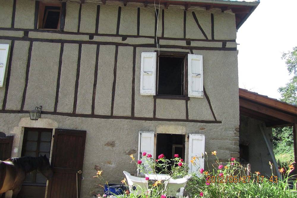 En el verde de una casa con entramado de madera con luces suaves. in Maurs, Región de Aurillac