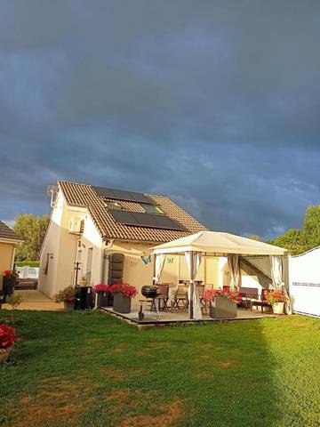 Cottage pour 6 personnes, avec jardin et bassin pour enfant ainsi que piscine et vue à Nébouzat