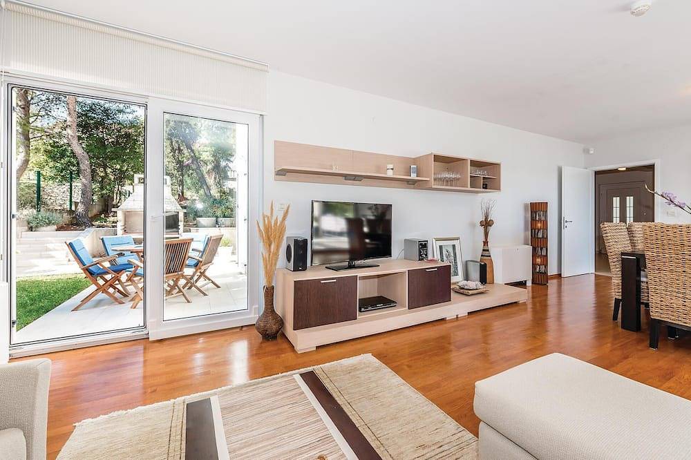 Preciosa casa en Rogoznica con cocina. in Rogoznica, Condado de Šibenik-Knin