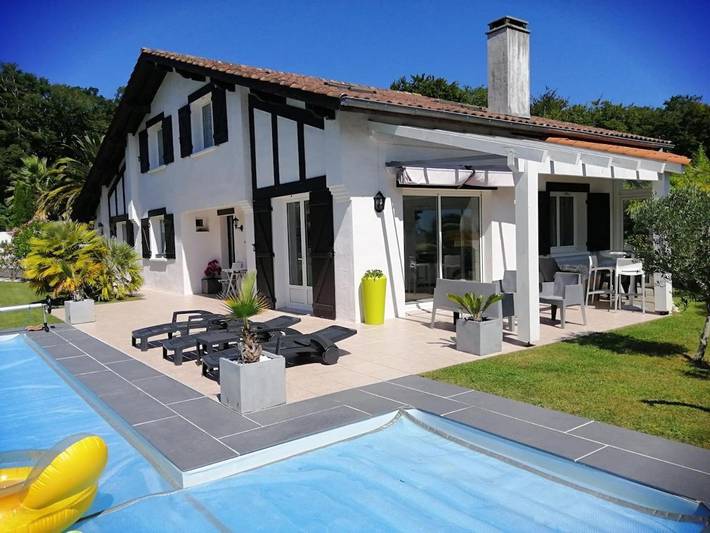 Villa pour 8 personnes, avec terrasse ainsi que piscine et vue