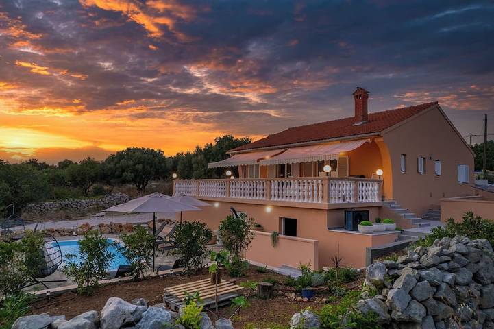 Villa für 6 Personen, mit Garten und Terrasse in Novalja