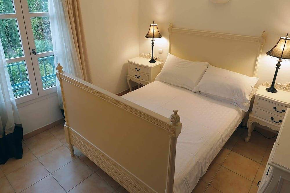 Swimming pool and private garden with full internet access in La Môle, Draguignan region