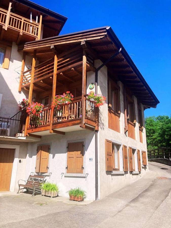 Casa vacanza per 8 persone, con Balcone e Terrazza nonché Giardino e Panorama a Comano Terme