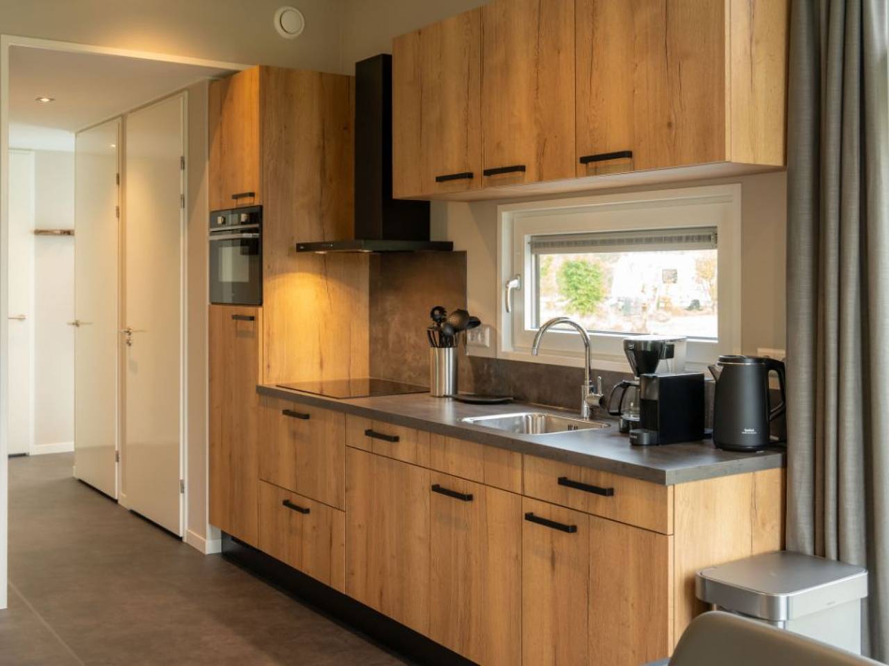 Modernes Chalet für 4 Personen, gelegen in einem Wald- und Feuchtgebiet in Sint Nicolaasga in Sint Nicolaasga, Friesland