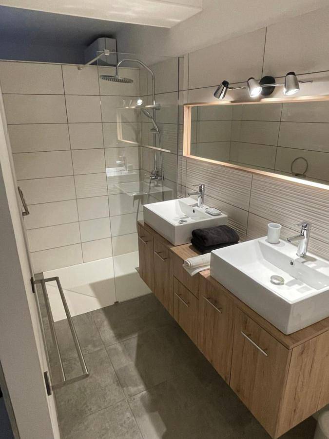 Location de vacances pour 2 personnes, avec terrasse et vue ainsi que jardin et piscine à Saint-Nexans - 3