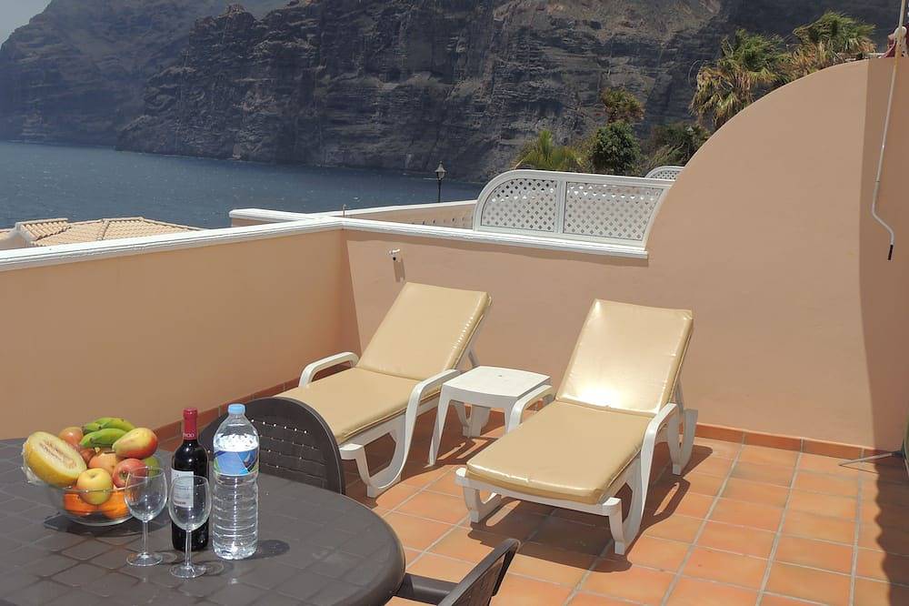 Ganze Wohnung, Superb Apartment mit spektakulärem Cliff Sun Terrasse und Meerblick Prahlerei. in Playa de los Guíos, Santiago del Teide