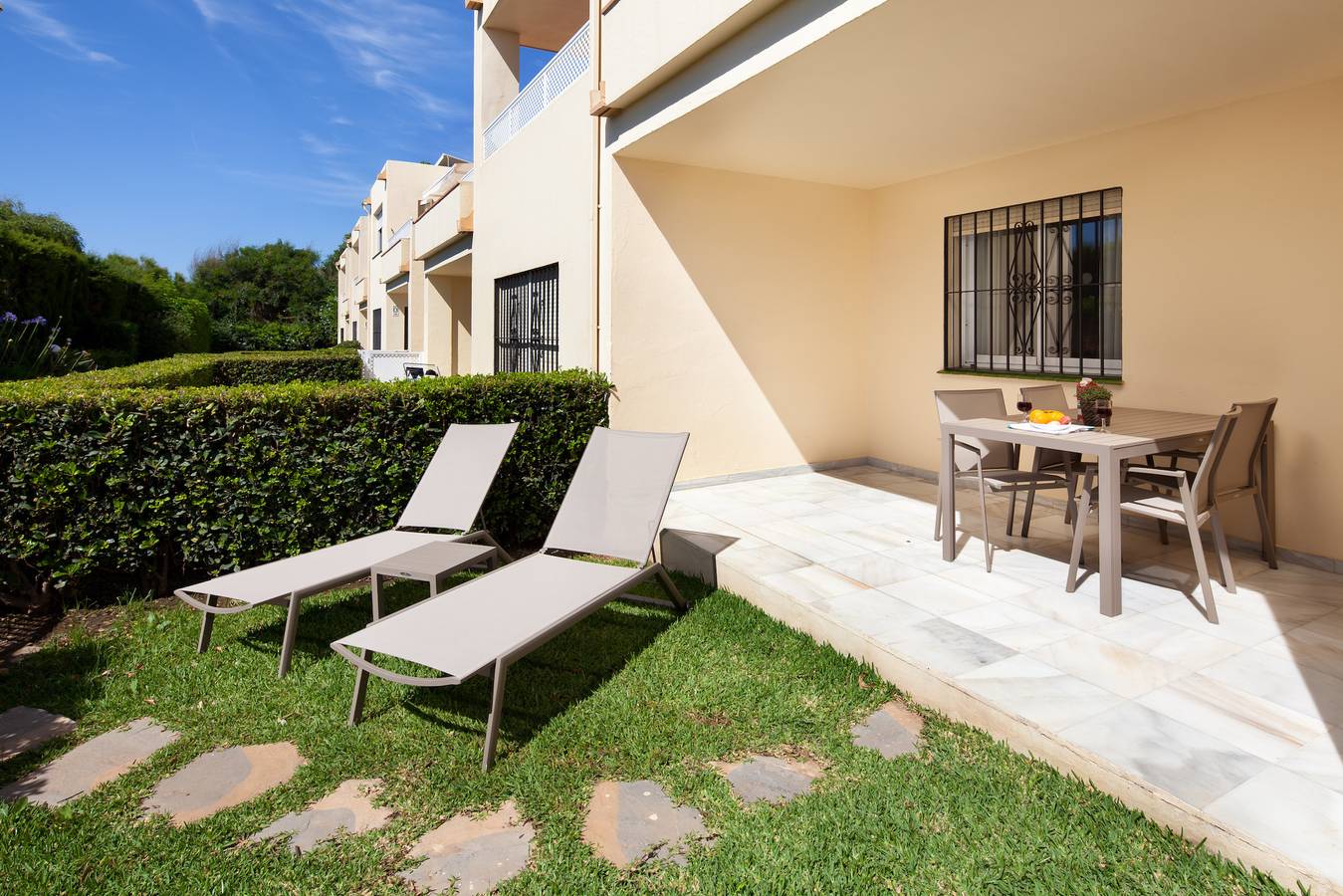 Entire apartment, Holiday apartment for 3 people with terrace in Playa El Bombo, Mijas