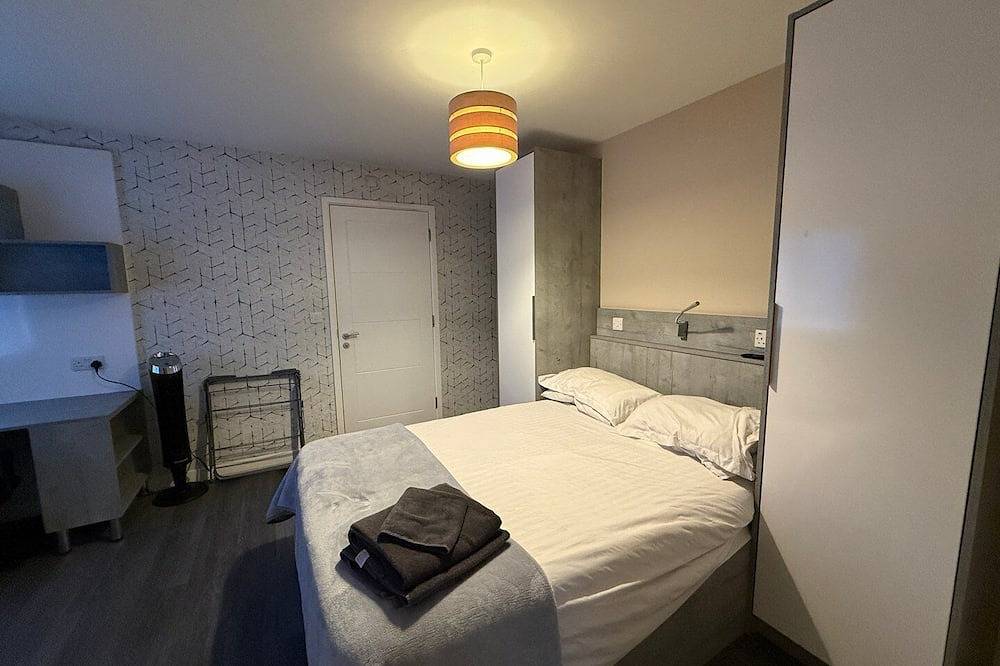 Ganze Wohnung, Spacious three bedroom Near Royal Holloway in Thorpe Park, Surrey