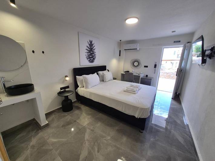 Chambre d’hôte pour 2 personnes, avec balcon ainsi que jacuzzi et piscine dans Égine - 3