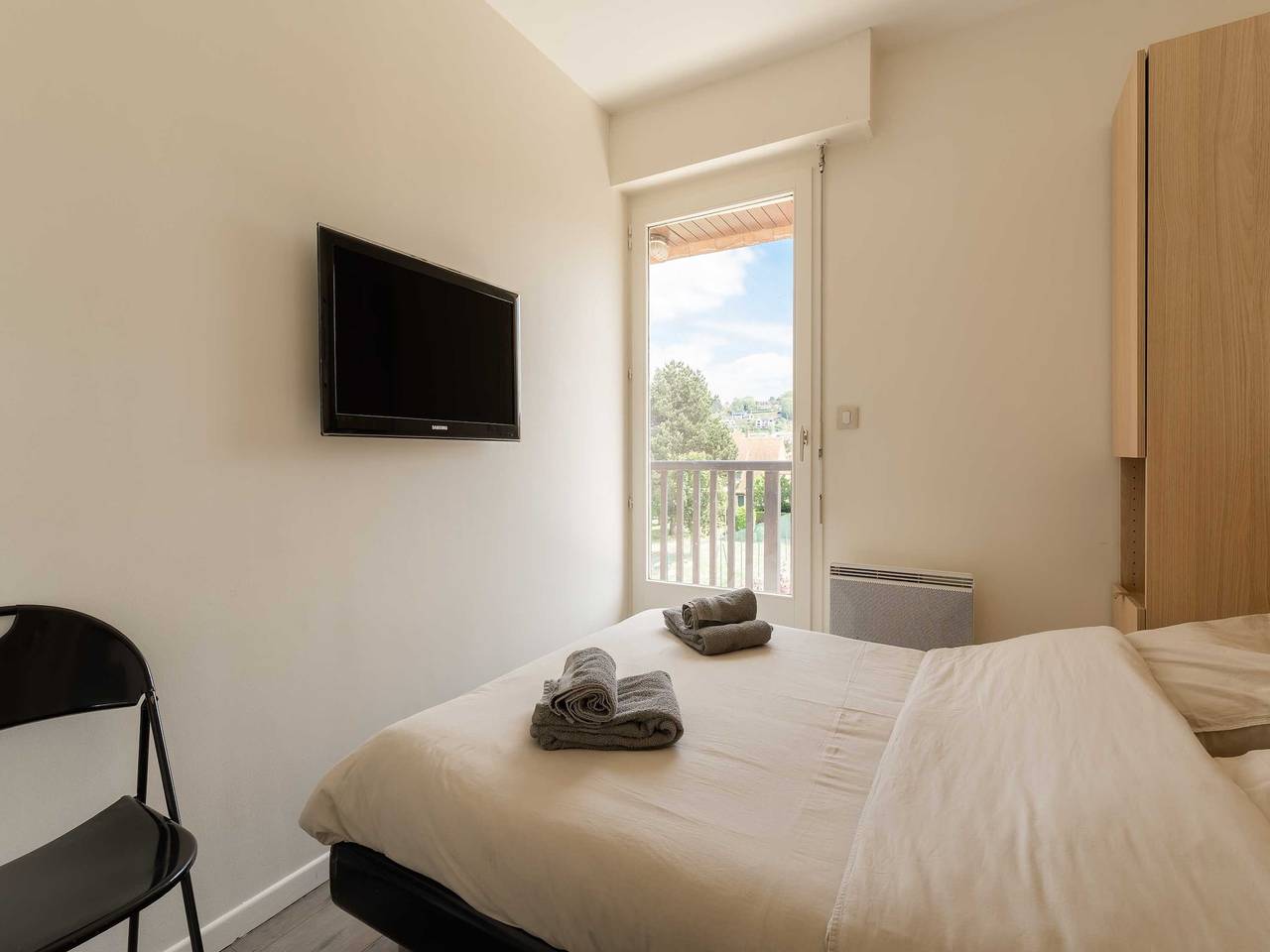 Entire apartment, Renovated apartment sleeping 6 - pool and tennis in Deauville, Lisieux region