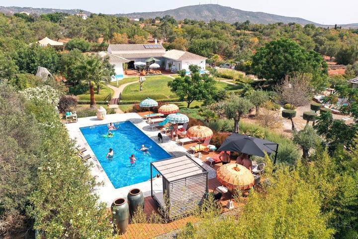 Chambre d’hôte, avec Terrasse et Jardin ainsi que Piscine et Sauna dans Quelfes