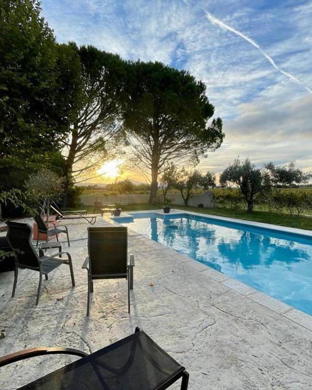 Chambre d’hôte pour 2 personnes, avec piscine et balcon ainsi que vue et jardin