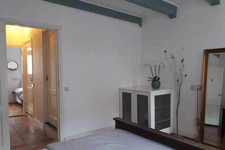 Ganze Wohnung, Kapitänshaus; 2 Schlafzimmer Wohnung, geräumig, sauber, zentral gelegen in Holländische Küste