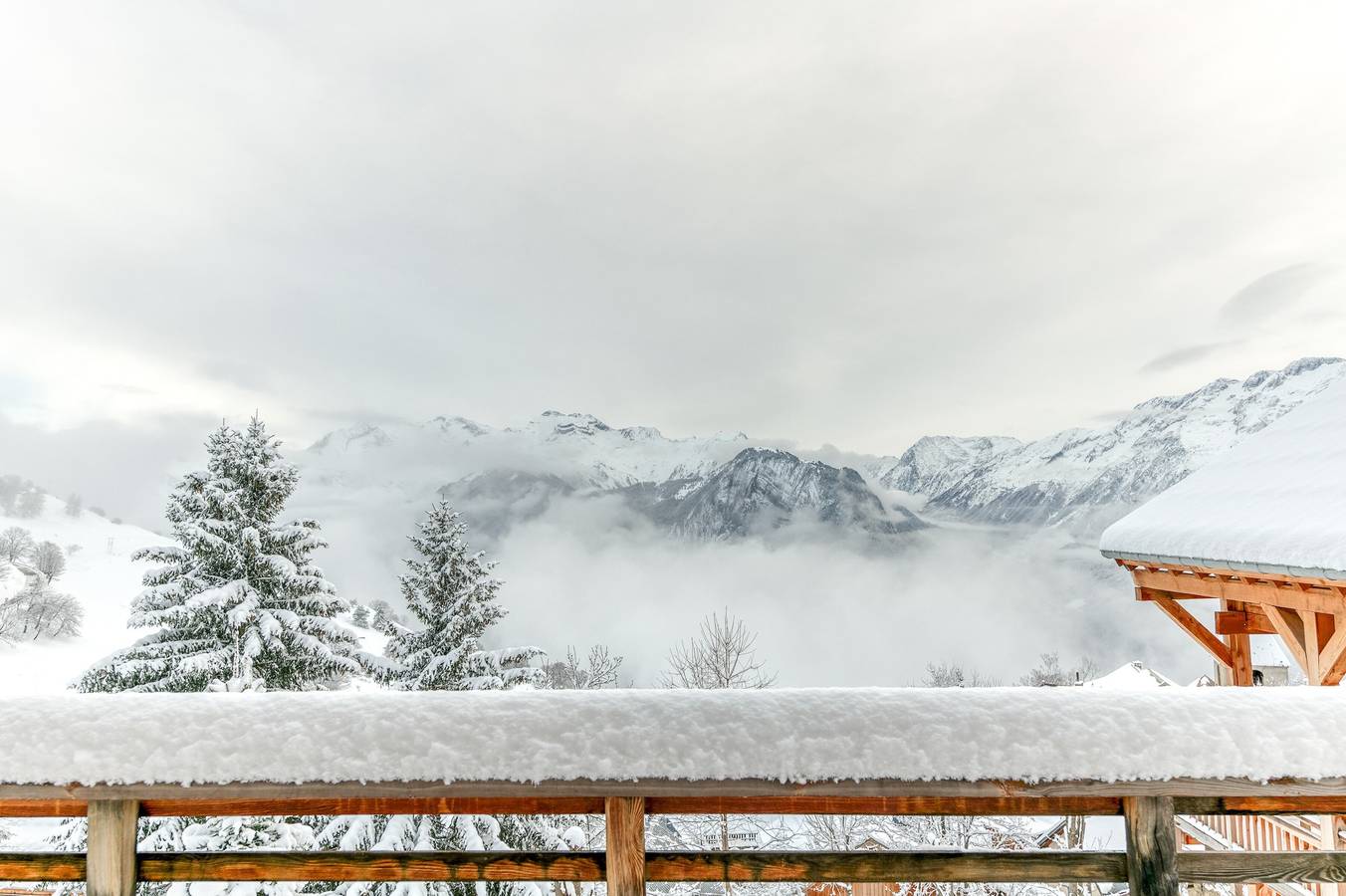 Chalet 'Belledonne' with Mountain View, Private Terrace and Wi-Fi in Villard-Reculas, Écrins National Park