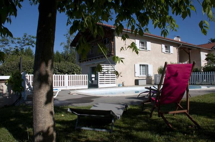 Location de vacances pour 8 personnes, avec Balcon et Terrasse ainsi que Jardin et Piscine à Franquevielle