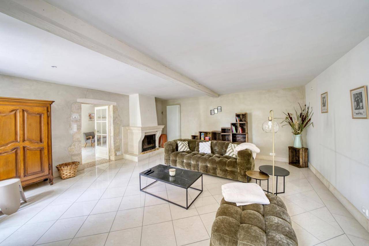 Five-Bedroom House in Ozillac, Région de Jonzac