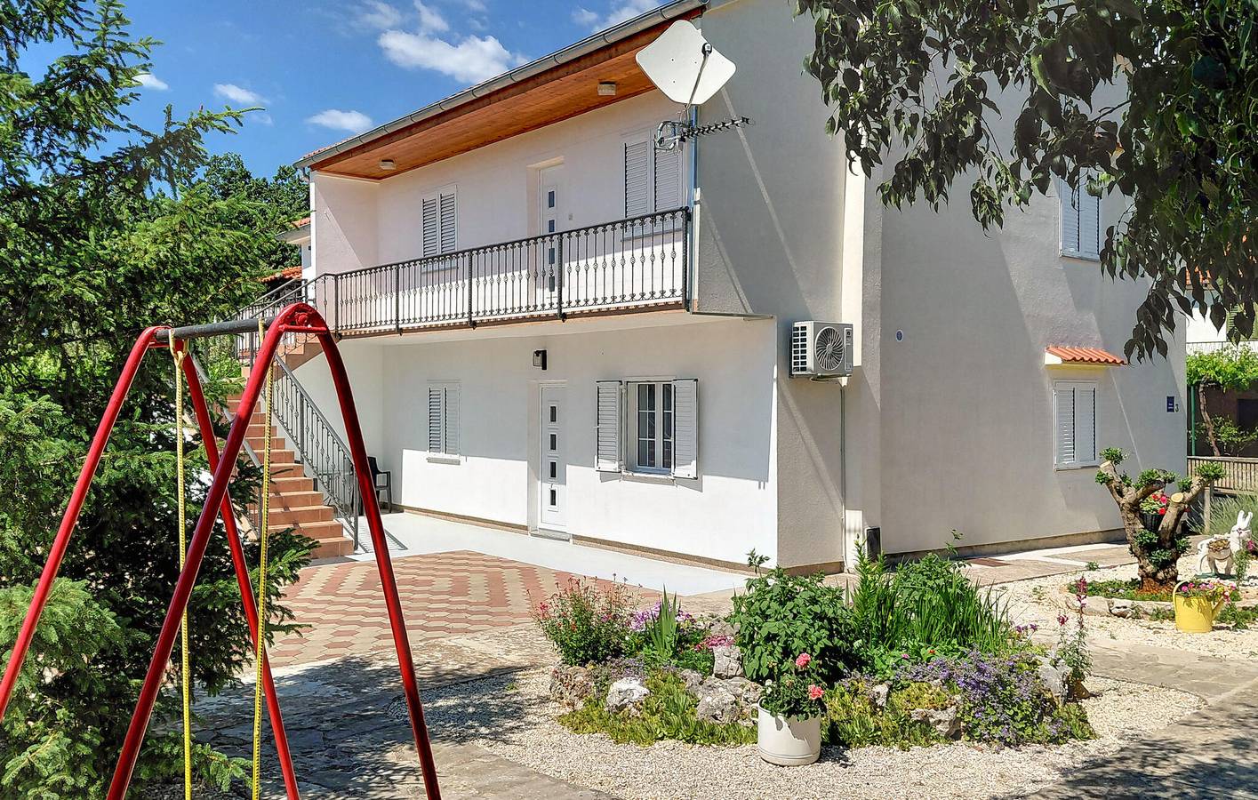 Geräumige 2-Zimmer-Wohnung mit Pool, Terrasse und voll ausgestatteter Küche in Sibenik, Šibenik-Knin