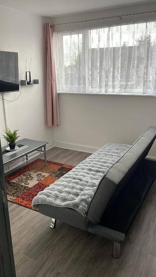 12 Penn Gardens- Apart 2 in Havering, Londres