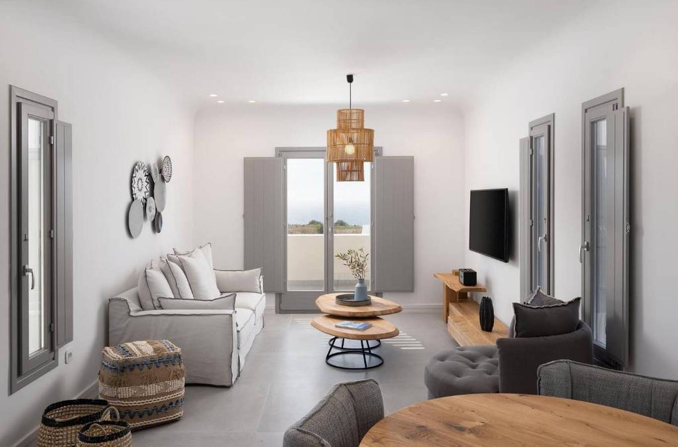 Elegantes schwimmendes Frühstück in der Villa in Akrotiri, Santorin